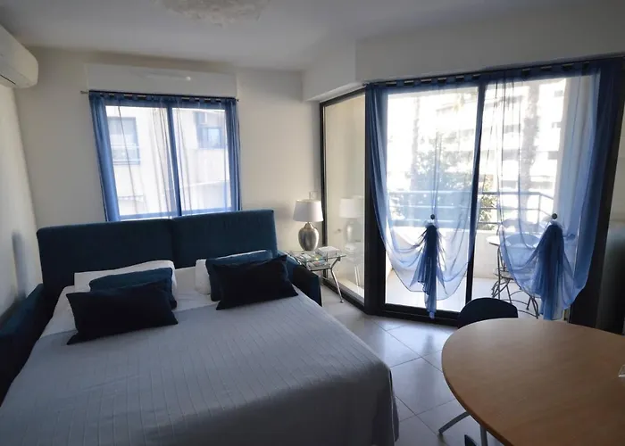 Modern 2 Bd Next To Rue Dantibes Cannes